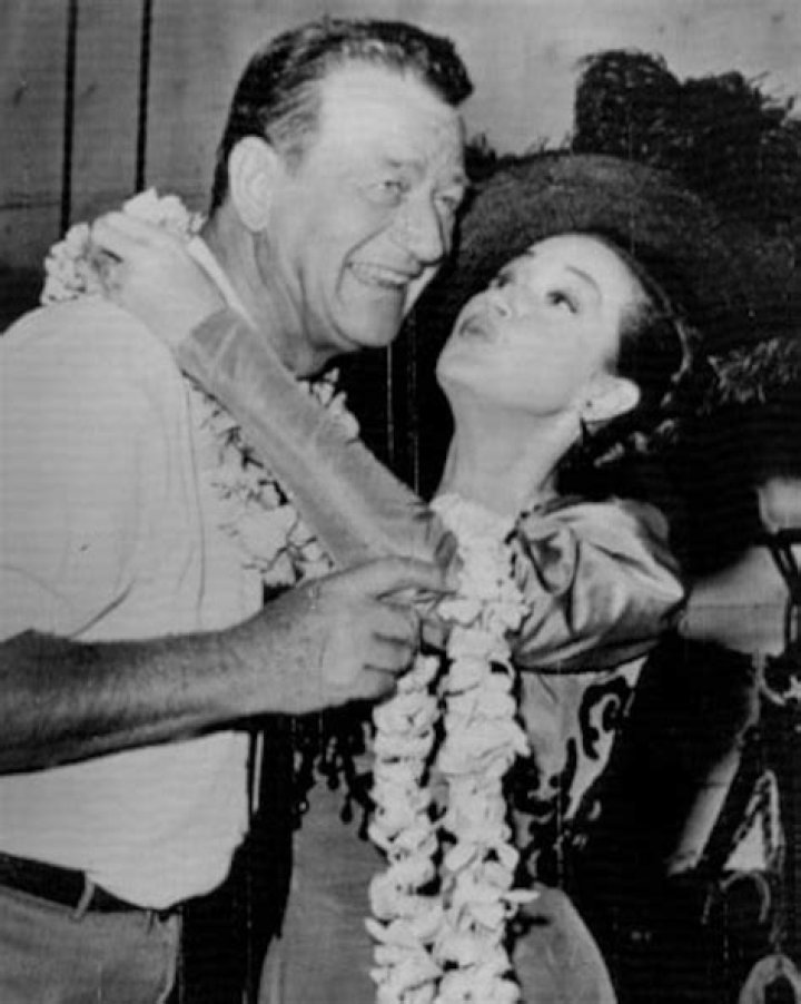 Dorothy Lamour Biography, Age, Height, Husband, Net Worth, Family