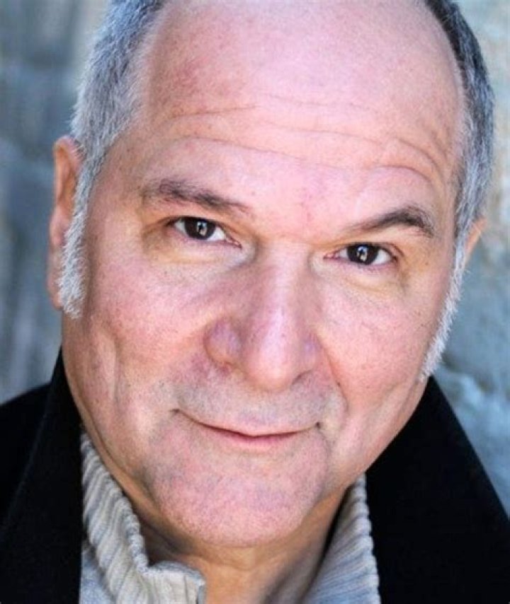 John Kapelos biografía, edad, altura, esposo, net worth, familia