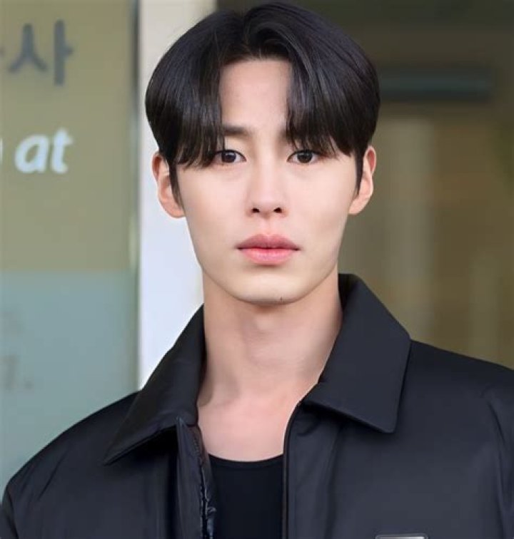 Lee Jang-soo Biography, Age, Height, Wife, Net Worth, Family