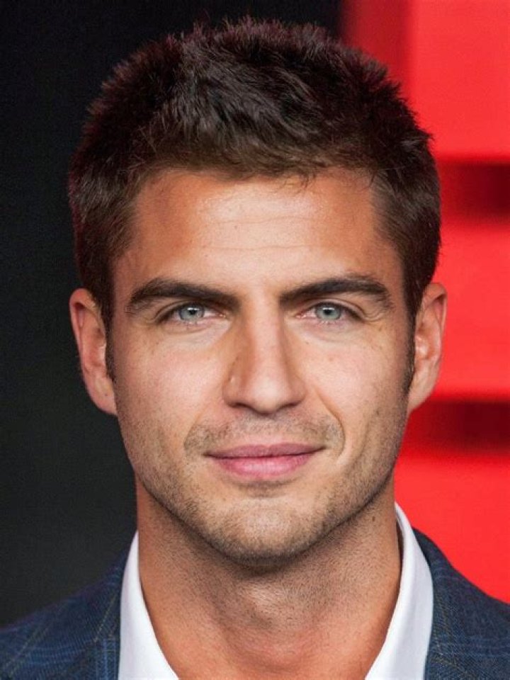 Maxi Iglesias Biography, Age, Height, Wife, Net Worth, Family