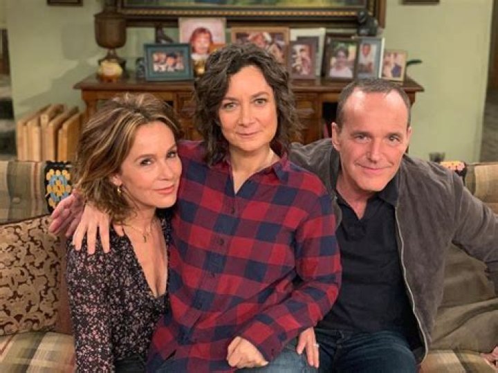 Sara Gilbert Biography, Age, Height, Husband, Net Worth, Family
